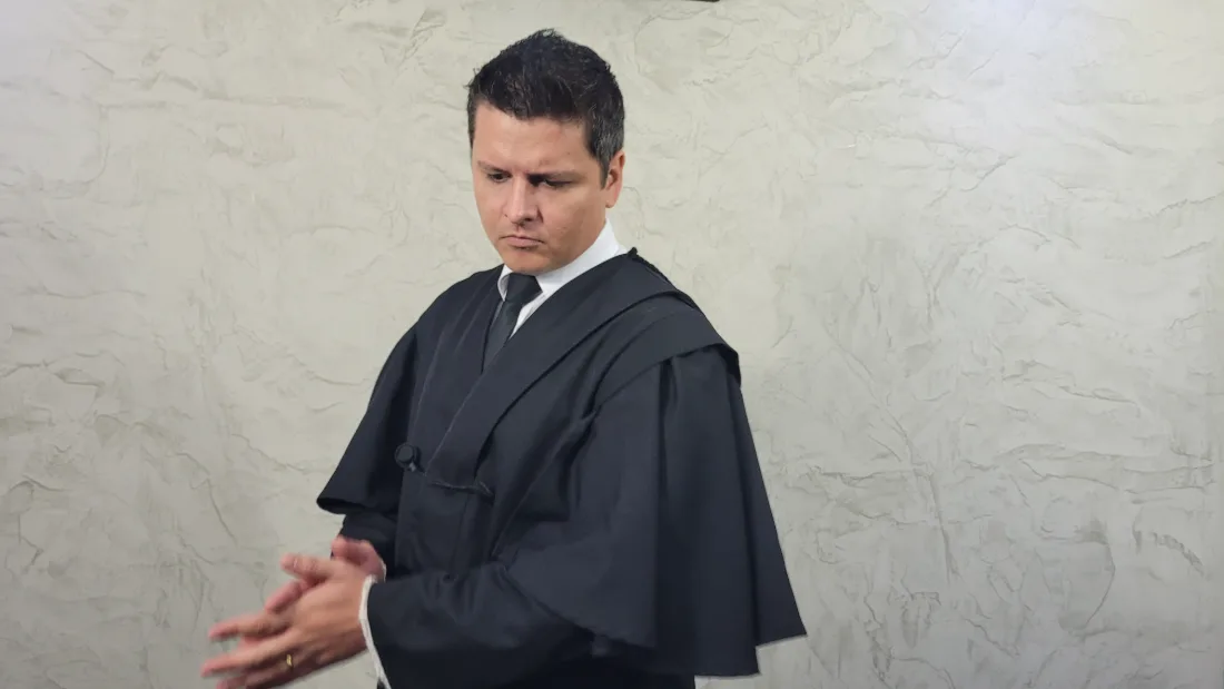 Dr. William Oliveira em toga no Tribunal do Júri